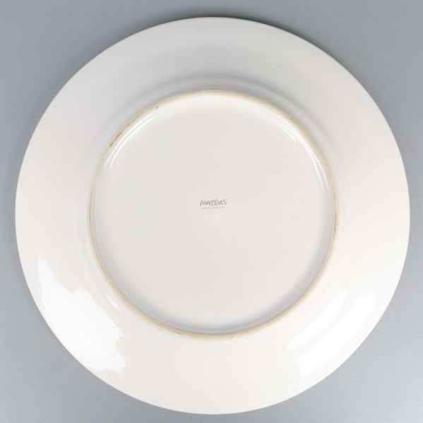 Undersida av vit tallrik med Mateus-stämpel