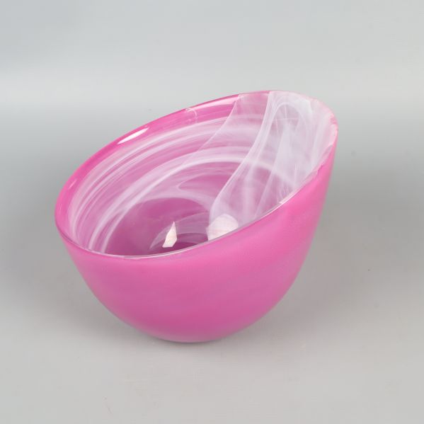 Oval rosa glasskål med vit marmorerad effekt från vinklad vy