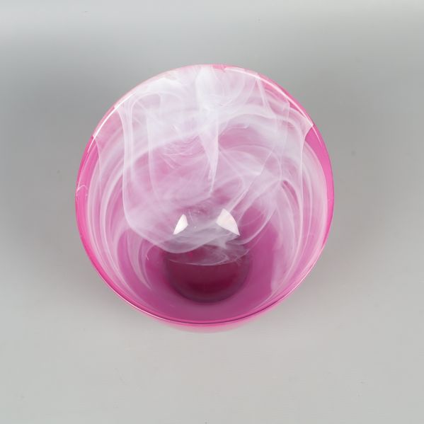 Skål med rosa och vit marmorerad design sedd uppifrån