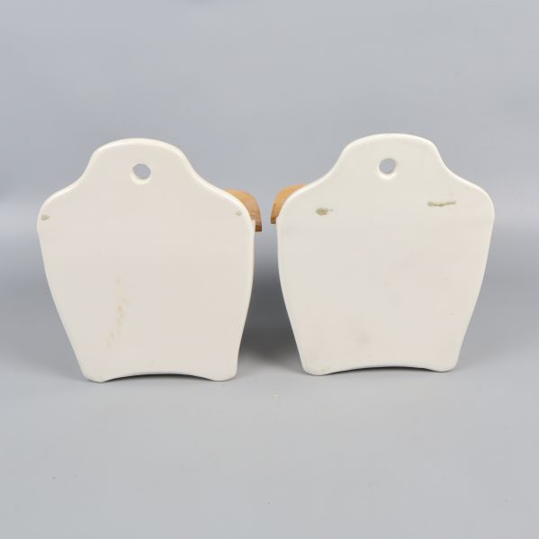 Väggburkarnas baksida i vitt porslin