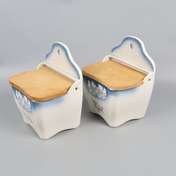 Två väggburkar från sidan, trälock syns tydligt