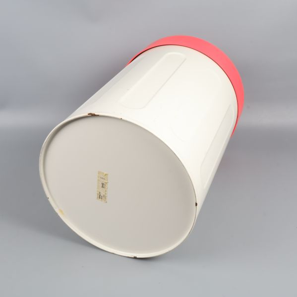 Undersidan av vit papperskorg med etikett synlig