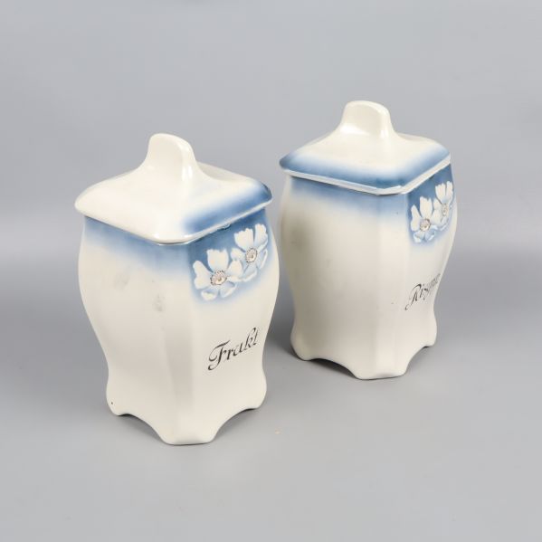 Burkar visade snett, lyfter fram sidan och blå dekoren