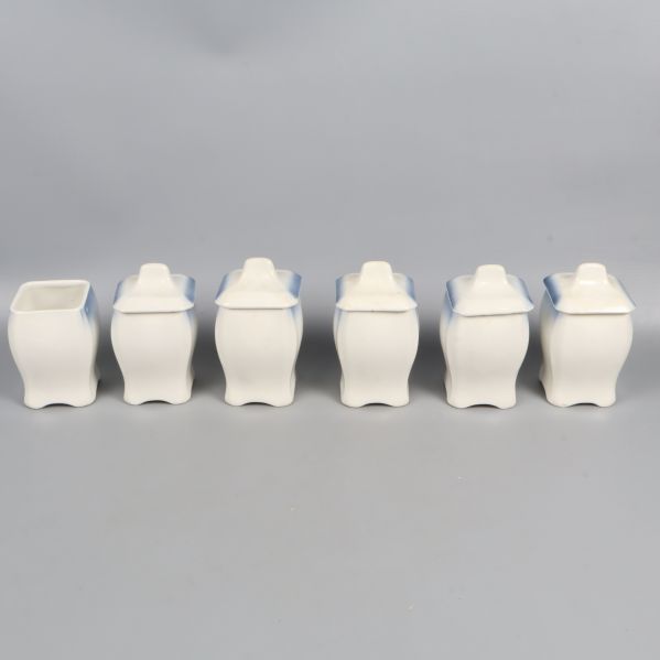 Baksidan av sex kryddburkar i blåvitt porslin