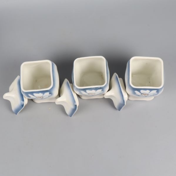 Tre blåvita kryddburkar fotograferade uppifrån