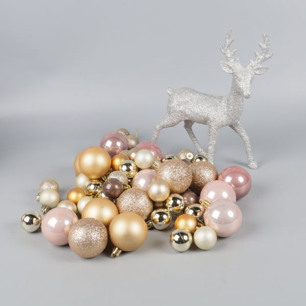 Glittrig silverren med julkulor i olika färger