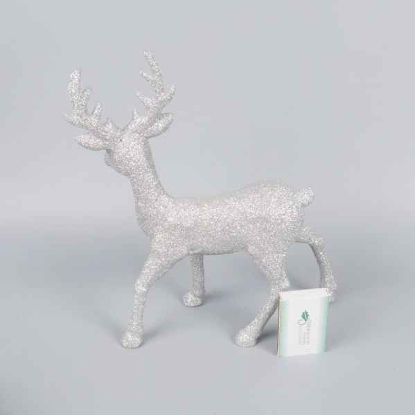 Silverglittrig ren i närbild med storlek jämförd med ask