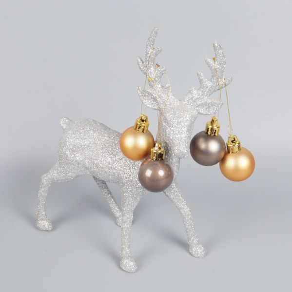 Silverren med fyra julkulor hängande i hornen