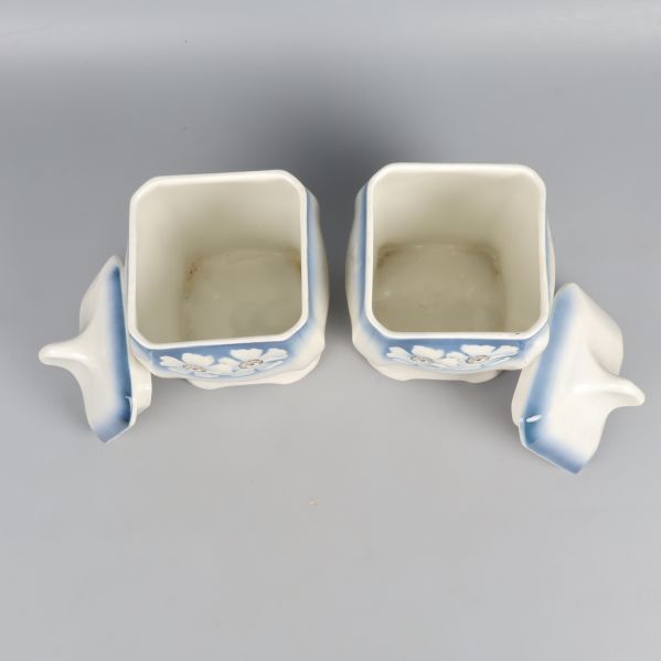 Burkar uppifrån med avtagna lock, visar invändigt utrymme