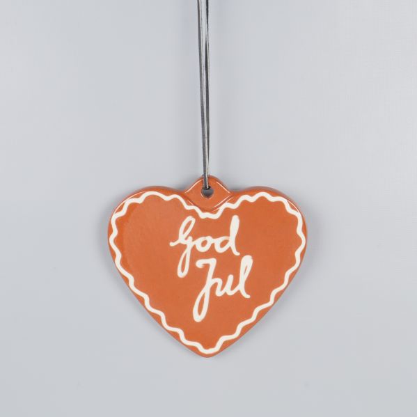 Tegelfärgat hjärta med vit text god jul och upphängning