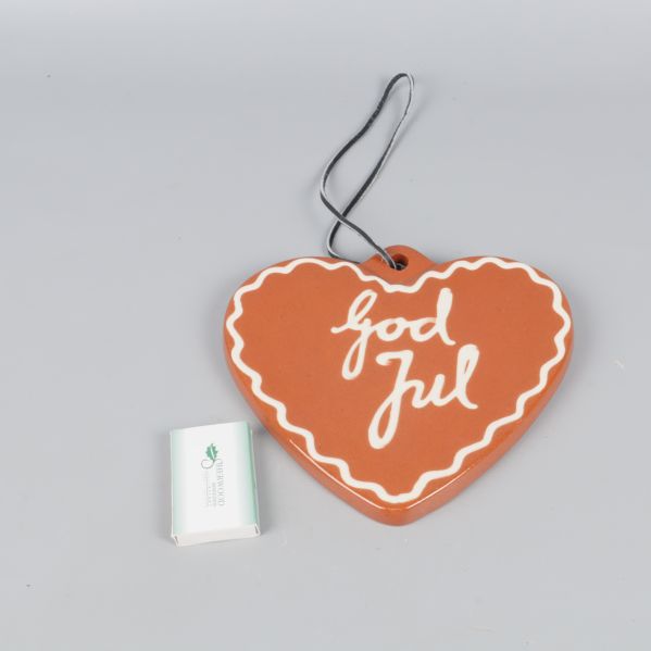 Hjärta med snöre bredvid tändsticksask för storleksjämförelse