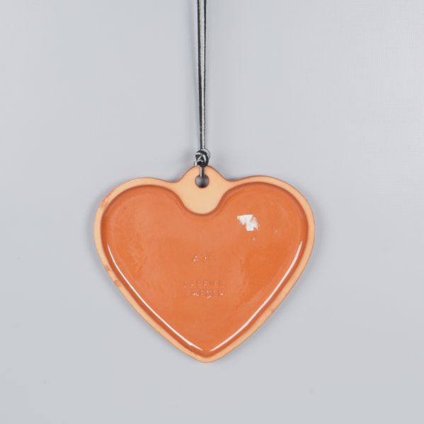 Baksida av hjärta i keramik med upphängningssnöre