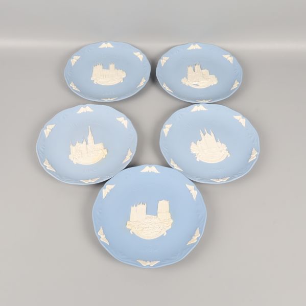 Fem blå tallrikar med vintagelook i övervinklad vy