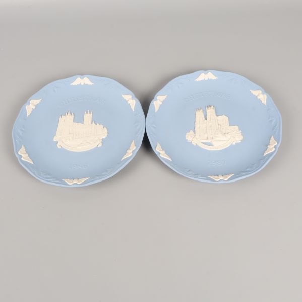 Två blå tallrikar med reliefdekor och motiv