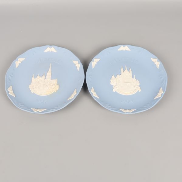 Ytterligare två blå tallrikar med klassiska motiv