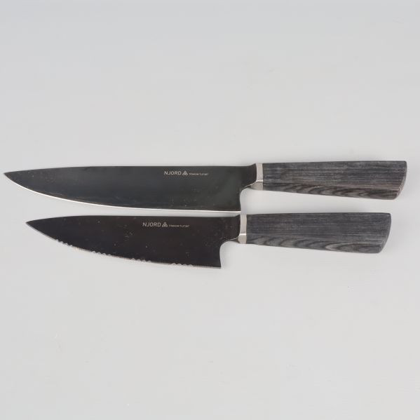 Två svarta kockknivar med handtag i trä