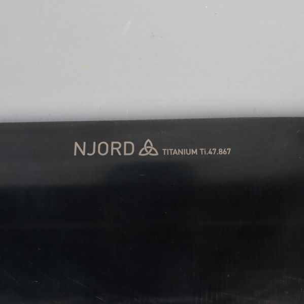 Närbild på Njord och TITANIUM-etikett på svart knivblad