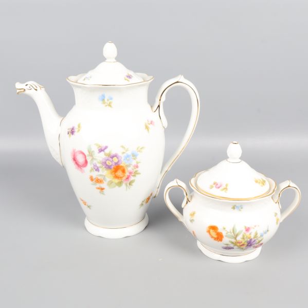 Kaffekanna och sockerskål med lock i samma blommiga design