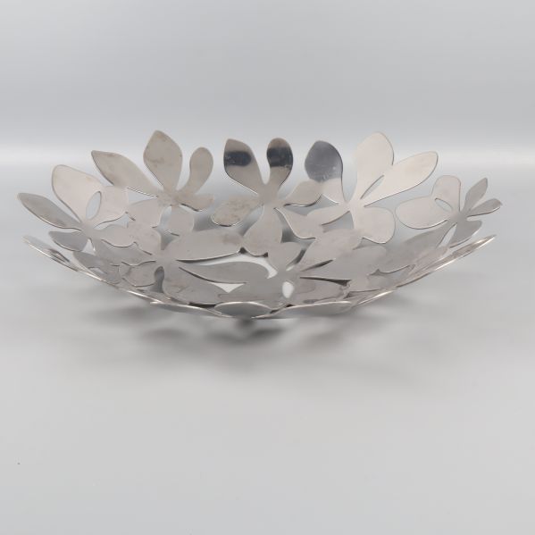 Metallskål med öppet blommönster sedd från sidan