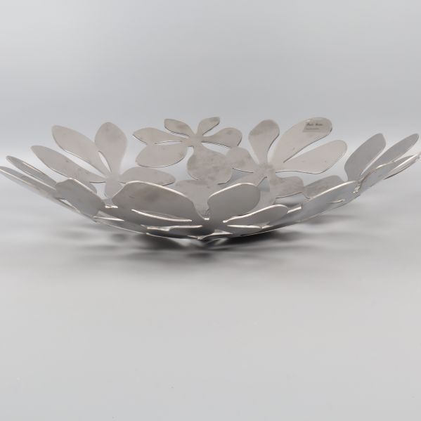 Metallskål med blommönster fotad från låg vinkel