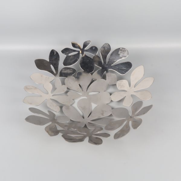Blommig metallskål fotad uppifrån med tydlig form
