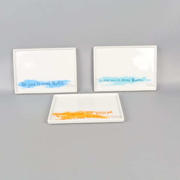 Tre vita fat med citat i blått och orange på grå bakgrund