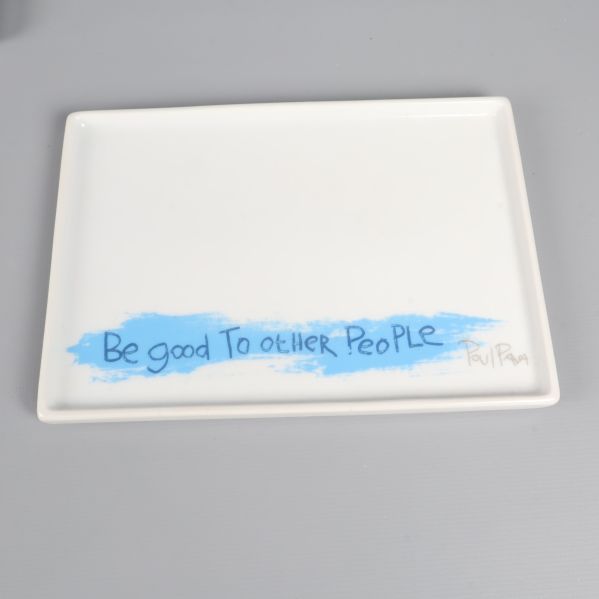 Fat med blå text Be good to other people