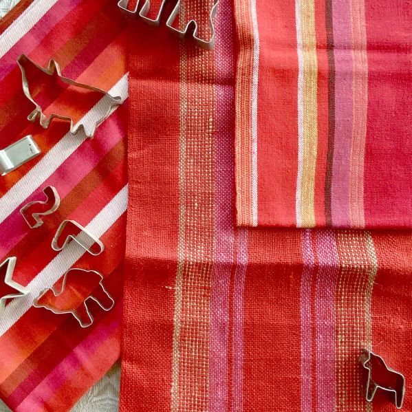 Röd löpare med dekorativa ränder miljöbild