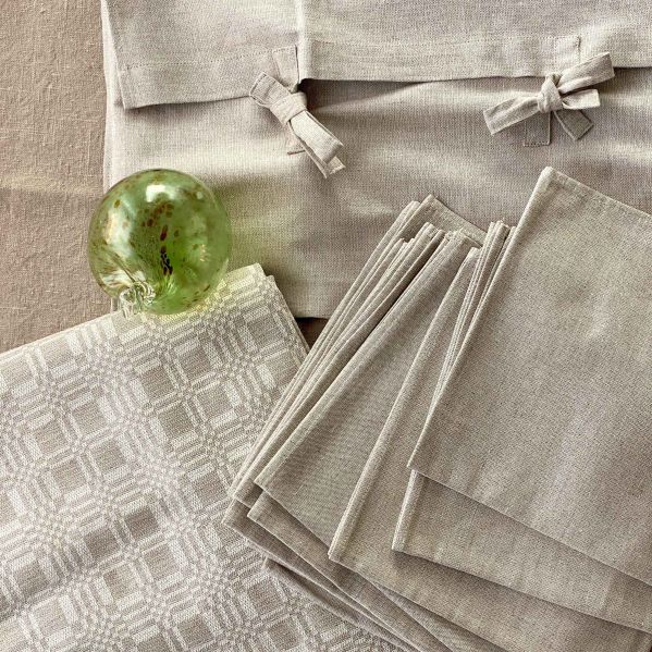 Beige duk i dräll och servetter miljöbild