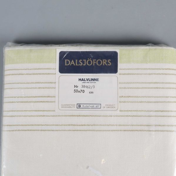Närbild på etikett med Dalsjöfors och storleken 50x70 cm på kökshandduk
