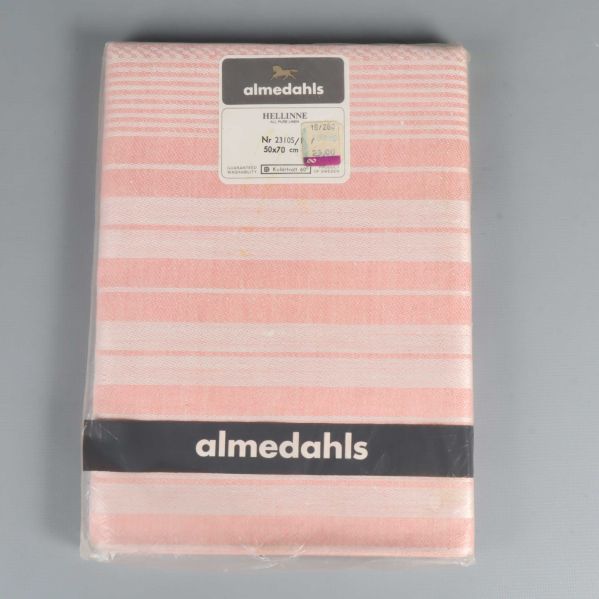 Ljusrosa och vit randig kökshandduk i originalförpackning