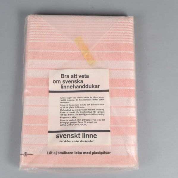 Baksidan av handduken med informationsetikett om svenskt linne