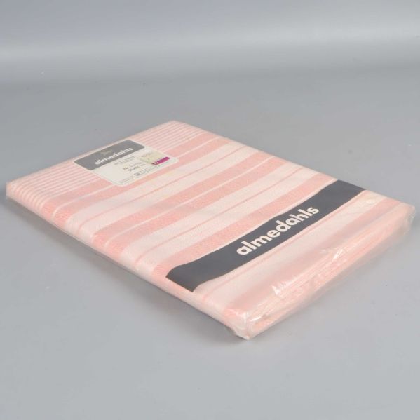 Kökshandduk i hellinne liggande snett i förpackning