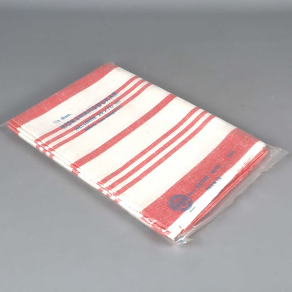 Kökshandduk i plastförpackning från sidan, rödvitt mönster