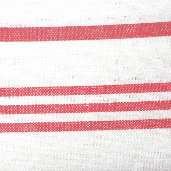 Närbild av tygstruktur och ränder i rött på vitt