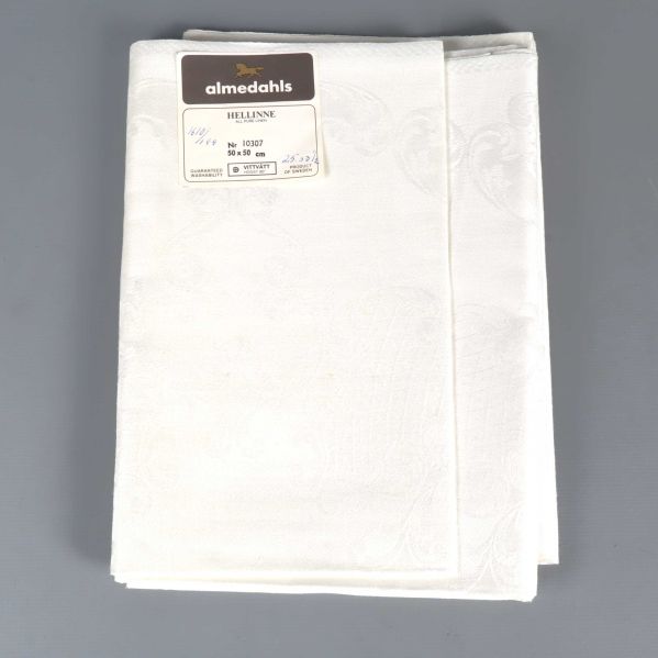 Vikt vit linneservett med etikett från almedahls