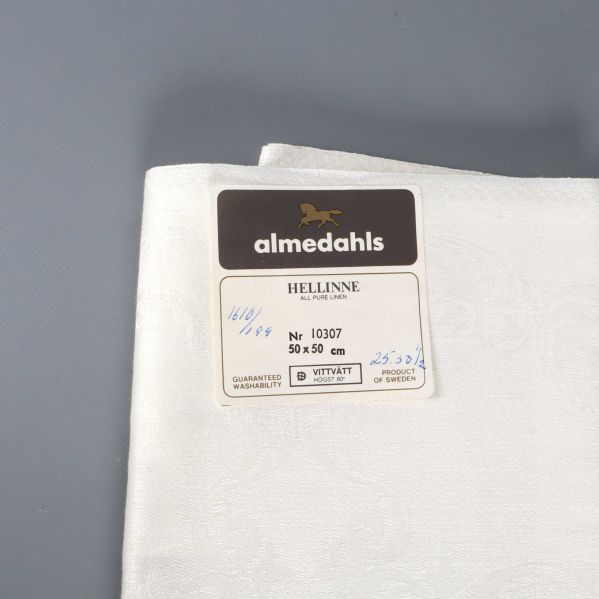 Närbild på etikett med information om servettens storlek