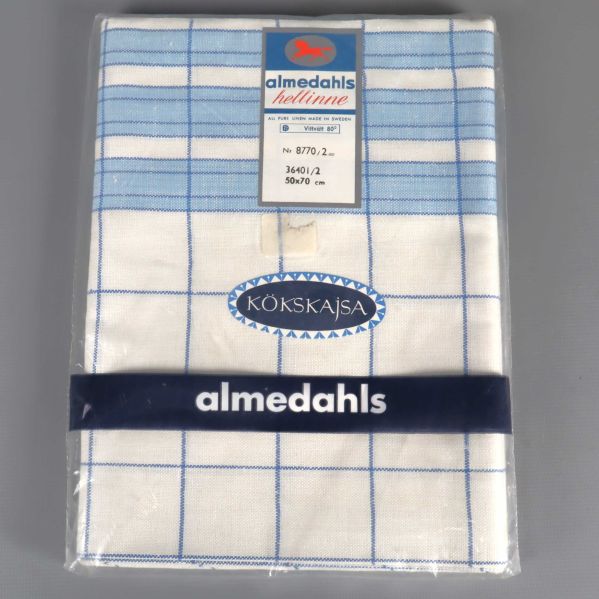 Förpackad blåvit linnehandduk