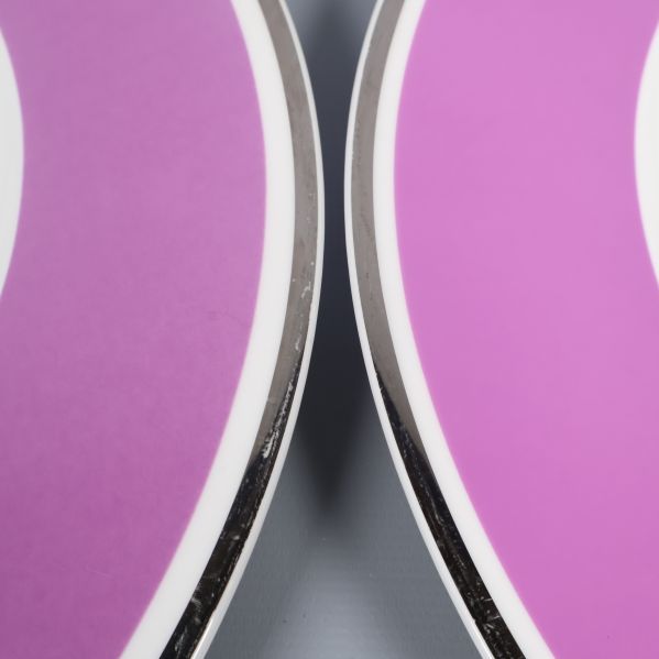 Närbild av repor på kanter