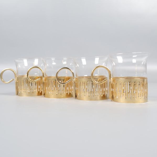 Glaskoppar på rad med tydliga guldfärgade hållare