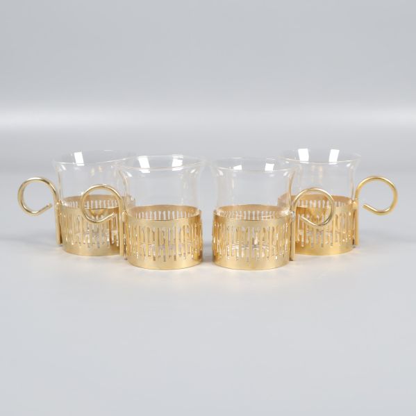 Fyra glaskoppar placerade i en linje sett framifrån