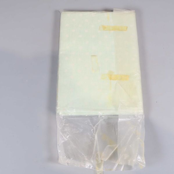 Baksidan av förpackad handduk