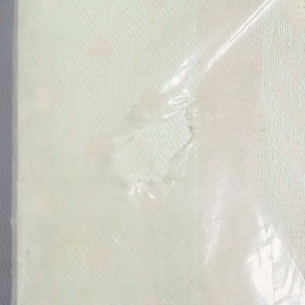 Närbild på hål i plast paketering 