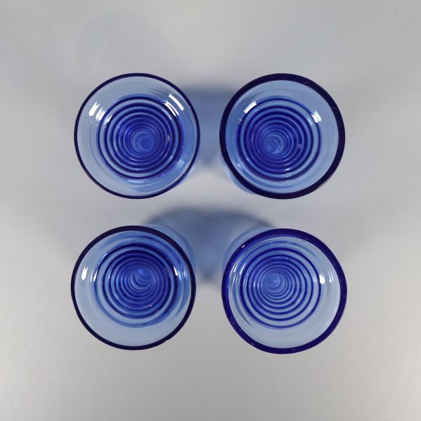 Undersidan av snapsglasen