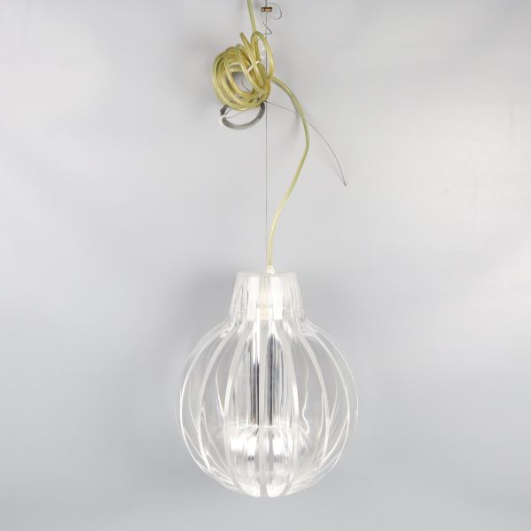 Takpendel med transparent globformad skärm hängande från tak