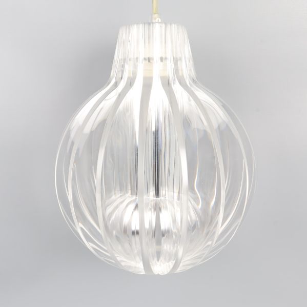 Närbild på genomskinlig globskärm av taklampa