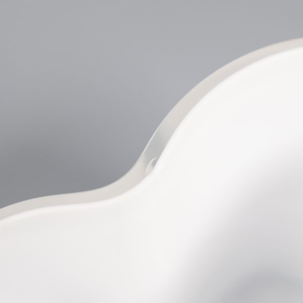 Närbild av litet nagg på vasens kant