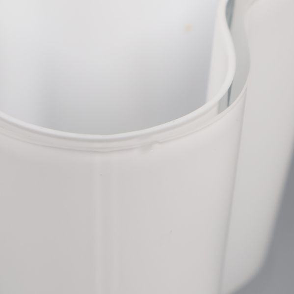 Närbild av litet nagg på vasens kant