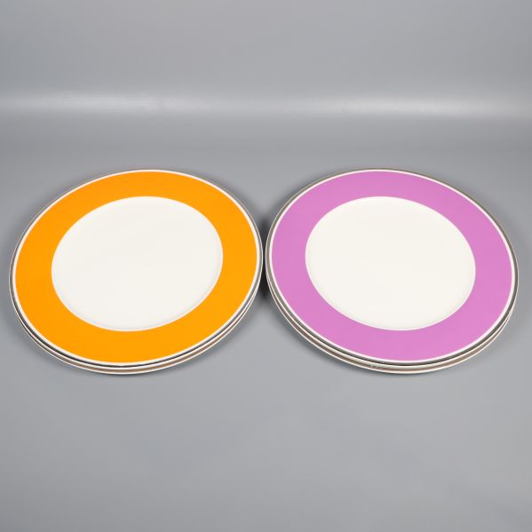 Mattallrikar i två färger, liggande bredvid varandra