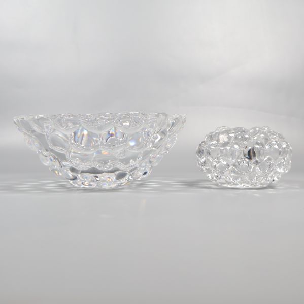 Profilvy av glaslykta och skål med bubblig textur